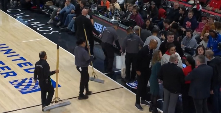 开云体育下载-CBA可没这事！公牛主场工作人员疯狂拖地 球员已经返回更衣室