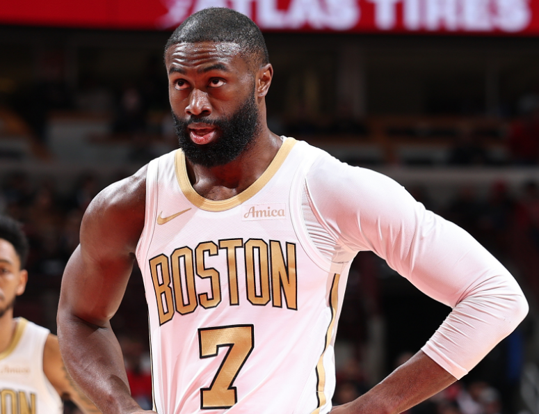 开云体育官网-赫尔特0.2秒三分准绝杀！公牛8人上双险胜绿军 布朗33+8+5